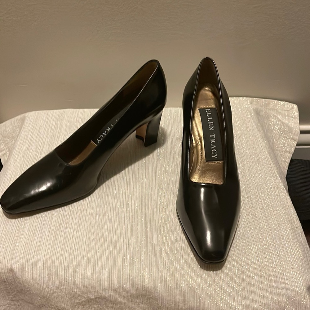 Ellen Tracy black pumps, like new.
